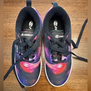 Heelys Kids Galaxy Print Sneakers in Black, Purple, Red